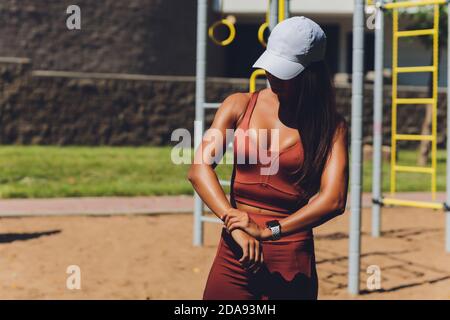 Une belle jeune femme est engagée dans le sport sur un simulateur de rue. Concept de bonne forme physique et de mode de vie sain Banque D'Images