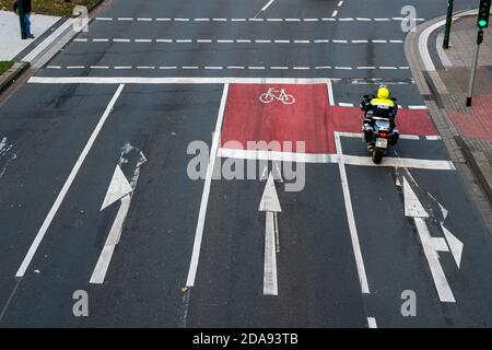 Boîte à vélos, installer une boîte aux feux de signalisation, exclusivement pour les vélos, il nouvelle voie environnementale sur la rue Schützenbahn, dans le centre-ville d'Essen, les cyclistes Banque D'Images