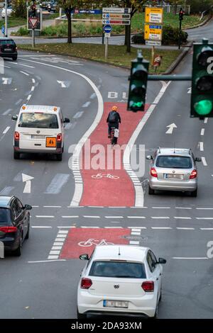 La nouvelle voie de l'environnement sur la rue Schützenbahn, dans le centre-ville d'Essen, les cyclistes et les bus ont leur propre voie, les feux de circulation donnent aux cyclistes un TI Banque D'Images