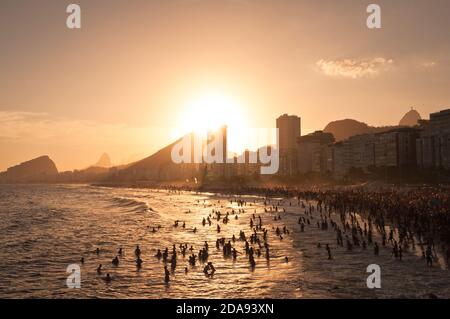 Plage de Copacabana très bondée au coucher du soleil à Rio de Janeiro, au Brésil Banque D'Images