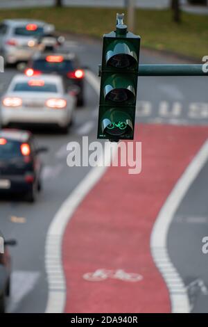 La nouvelle voie de l'environnement sur la rue Schützenbahn, dans le centre-ville d'Essen, les cyclistes et les bus ont leur propre voie, les feux de circulation donnent aux cyclistes un TI Banque D'Images