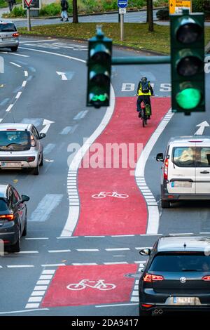 La nouvelle voie de l'environnement sur la rue Schützenbahn, dans le centre-ville d'Essen, les cyclistes et les bus ont leur propre voie, les feux de circulation donnent aux cyclistes un TI Banque D'Images