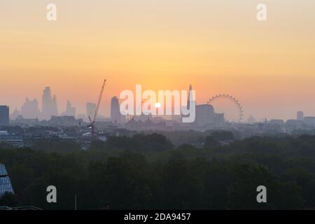 Un lever de soleil époustouflant sur la ville de Londres Banque D'Images
