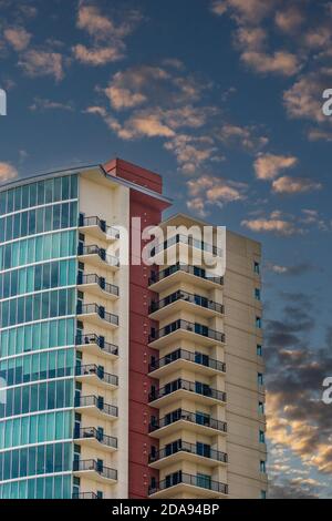 Appartements blancs et bleus rouges contre les nuages de crépuscule Banque D'Images