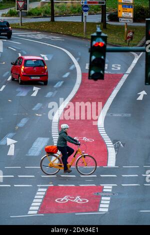 La nouvelle voie de l'environnement sur la rue Schützenbahn, dans le centre-ville d'Essen, les cyclistes et les bus ont leur propre voie, les feux de circulation donnent aux cyclistes un TI Banque D'Images