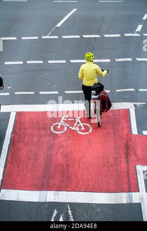 La nouvelle voie de l'environnement sur la rue Schützenbahn, dans le centre-ville d'Essen, les cyclistes et les bus ont leur propre voie, les feux de circulation donnent aux cyclistes un TI Banque D'Images