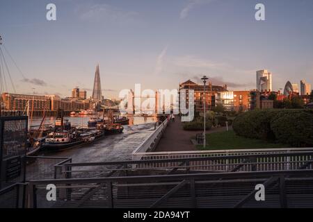 London City 20 octobre 2020, vue sur le London Bridge au lever du soleil depuis la jetée de Hermitage Banque D'Images