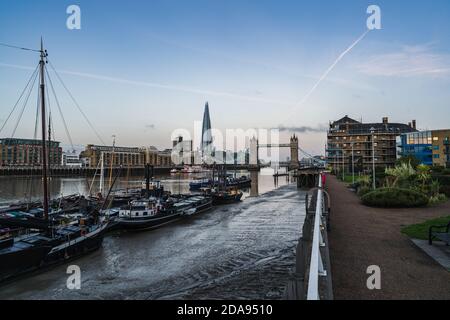 London City 20 octobre 2020, vue sur le London Bridge au lever du soleil depuis la jetée de Hermitage Banque D'Images