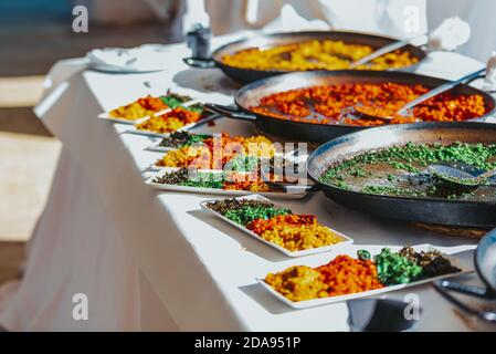 Assiette dégustation avec différents types de paellas de riz valencien typique, cuisine espagnole. Banque D'Images