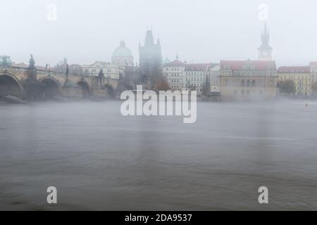 Aube d'automne dans la ville historique de Prague au pont Charles au-dessus de la Vltava. Prague, monument ENESCO, République Tchèque Banque D'Images