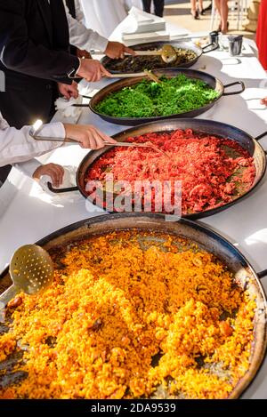 Dégustation de différents types de paellas valenciens, plat traditionnel espagnol pour les touristes. Banque D'Images