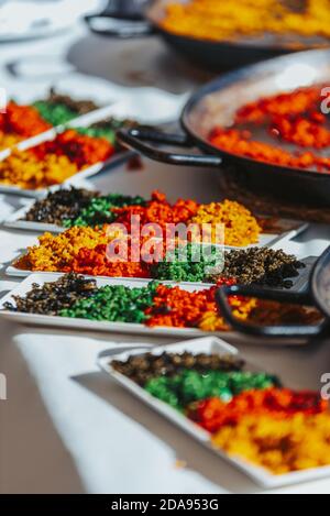 Dégustation de différents types de paellas valenciens, plat traditionnel espagnol pour les touristes. Banque D'Images