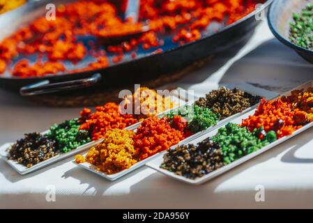 Détail de différents types de paellas valenciennes, un plat de riz typique. Banque D'Images