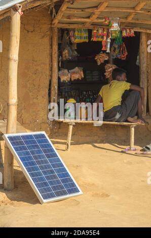Utilisation de panneaux solaires dans le camp de Kutupalong Rohingya à Coxs Bazar, au Bangladesh. La photo a été prise en novembre 2017 Banque D'Images