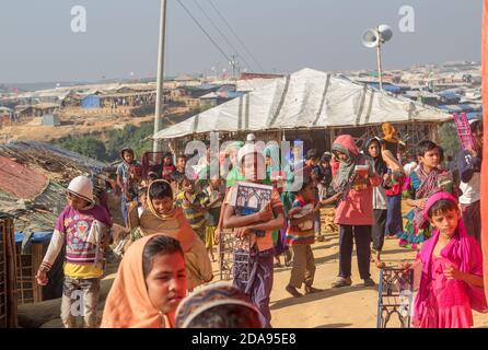 Enfants issus d'une école religieuse à Kutupalong Rohingya camp à Coxs Bazar, Bangladesh. La photo a été prise en novembre 2017 Banque D'Images