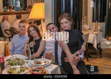 Groupe d'amis assis au restaurant et dînant, Londres, Royaume-Uni Banque D'Images