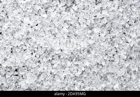 Le sel de roche de l'Himalaya s'est répandu sur tout l'écran. Texture. Gros plan Banque D'Images