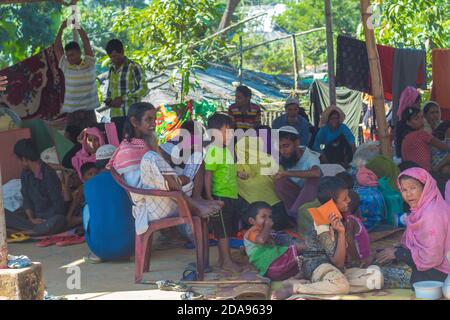 Les gens attendent au camp de Kutupalong Rohingya à Coxsbazar, au Bangladesh. La photo a été prise en novembre 2017 Banque D'Images