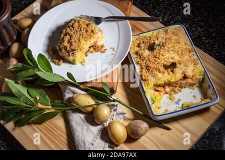 Portions de 'Gattò di patate' sicilienne (patate de pomme de terre) avec jambon, fromage et aubergine Banque D'Images