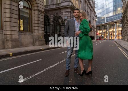 Jeune couple flirty posant dans une rue de City à Londres, Royaume-Uni Banque D'Images