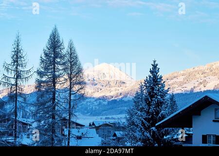 Vieux village autrichien sur la pente enneigée à l'ombre des montagnes. Destinations de voyage pour les activités de ski et de loisirs Banque D'Images