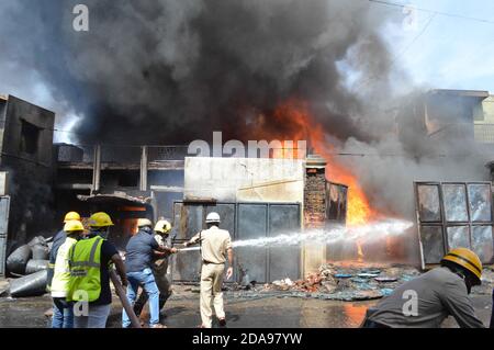 Bangalore. 10 novembre 2020. Photo prise le 10 novembre 2020 montre des pompiers qui travaillent pour éteindre le feu dans une usine de produits chimiques à Bapuji Nagar, à Bangalore, en Inde. Credit: STR/Xinhua/Alay Live News Banque D'Images