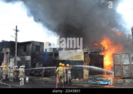 Bangalore. 10 novembre 2020. Photo prise le 10 novembre 2020 montre des pompiers qui travaillent pour éteindre le feu dans une usine de produits chimiques à Bapuji Nagar, à Bangalore, en Inde. Credit: STR/Xinhua/Alay Live News Banque D'Images