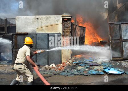 Bangalore. 10 novembre 2020. Photo prise le 10 novembre 2020 montre des pompiers qui travaillent pour éteindre le feu dans une usine de produits chimiques à Bapuji Nagar, à Bangalore, en Inde. Credit: STR/Xinhua/Alay Live News Banque D'Images