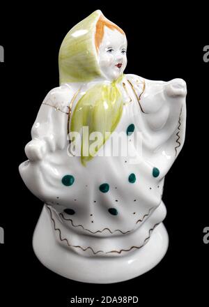 Figurine en céramique de la jeune danseuse, isolée sur fond noir Banque D'Images