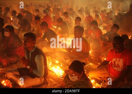 Dhaka, Bangladesh. 10 novembre 2020. À l'époque de la pandémie COVID-19, les dévotés hindous s'assoient sur le sol d'un temple pour observer Rakher Ubabash à Narayanganj. Les dévotés hindous de Shri Shri Lokanath Brahmachar Ashram célèbrent Rakher Upobash une occasion religieuse hindoue au sujet de leur programme de jeûne également appelé Kartik Brati. (Photo de MD Abu Sufian Jewel/Pacific Press) Credit: Pacific Press Media production Corp./Alay Live News Banque D'Images