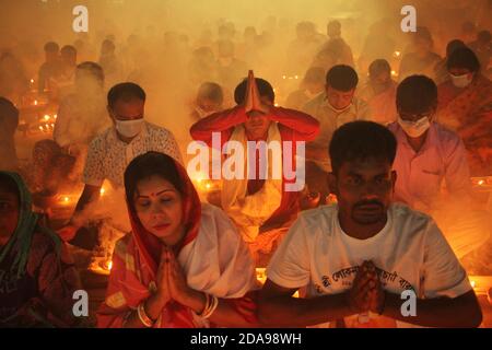 Dhaka, Bangladesh. 10 novembre 2020. À l'époque de la pandémie COVID-19, les dévotés hindous s'assoient sur le sol d'un temple pour observer Rakher Ubabash à Narayanganj. Les dévotés hindous de Shri Shri Lokanath Brahmachar Ashram célèbrent Rakher Upobash une occasion religieuse hindoue au sujet de leur programme de jeûne également appelé Kartik Brati. (Photo de MD Abu Sufian Jewel/Pacific Press) Credit: Pacific Press Media production Corp./Alay Live News Banque D'Images