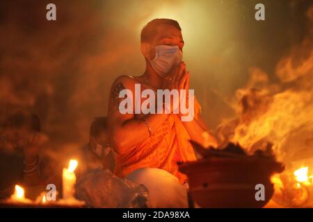 Dhaka, Bangladesh. 10 novembre 2020. À l'époque de la pandémie COVID-19, les dévotés hindous s'assoient sur le sol d'un temple pour observer Rakher Ubabash à Narayanganj. Les dévotés hindous de Shri Shri Lokanath Brahmachar Ashram célèbrent Rakher Upobash une occasion religieuse hindoue au sujet de leur programme de jeûne également appelé Kartik Brati. (Photo de MD Abu Sufian Jewel/Pacific Press) Credit: Pacific Press Media production Corp./Alay Live News Banque D'Images