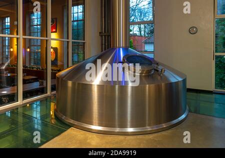 Réservoir à bière en acier inoxydable dans la brasserie de la Halve Maan (Half Moon), Bruges, Belgique. Banque D'Images