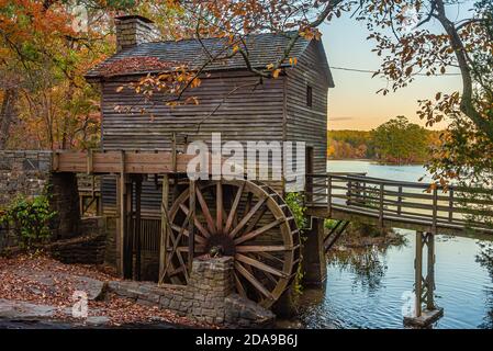 Soirée d'automne au moulin de Stone Mountain dans le parc de Stone Mountain, près d'Atlanta, en Géorgie. (ÉTATS-UNIS) Banque D'Images