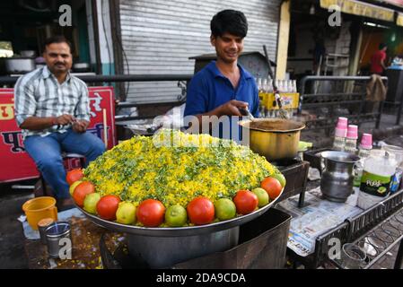 Jaipur, Inde. 10 mai 2017. Homme indien vendant de la nourriture de rue Poha ou de l'oignon pohe populaire cuisine traditionnelle indienne plat de petit-déjeuner, en-cas battu flocons de riz Banque D'Images