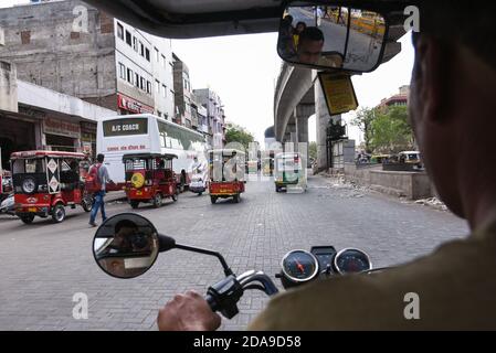 Touristes dans la ville de Jaipur pendant le safari de Tuk-Tuk sur les routes indiennes très fréquentées sur Rajasthan, Inde du Nord. Banque D'Images