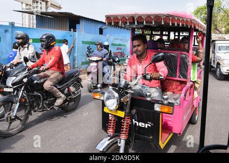 Touristes dans la ville de Jaipur pendant le safari de Tuk-Tuk sur les routes indiennes très fréquentées sur Rajasthan, Inde du Nord. Banque D'Images