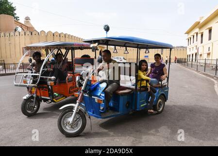 Touristes dans la ville de Jaipur pendant le safari de Tuk-Tuk sur les routes indiennes très fréquentées sur Rajasthan, Inde du Nord. Banque D'Images