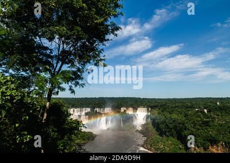 Foz do Iguaçu, Brésil. 16 février 2017. Vue de l'arc-en-ciel devant les cascades de « alto San Martin », « alto Mbigua », « alto Bernabe Mendez », « alto Adan y Eva » et « alto Bossetti » au parc national d'Iguazu en Argentine, vue du côté brésilien, parc national d'Iguaçu, État de Parana, Brésil. Banque D'Images