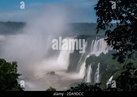 Foz do Iguaçu, Brésil. 16 février 2017. Vue sur la « Garganta del Diablo » (gorge du diable) (à gauche) et les cascades du parc national d'Iguazu en Argentine, vue du côté brésilien, parc national d'Iguaçu, État de Parana, Brésil. Banque D'Images