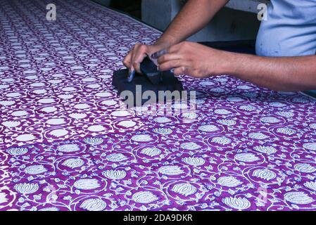 Indian man faisant du bois Block Printing pour textile en Inde à la main artisanat traditionnel sur le lin, coton soie textile pour créer un motif Rajasthan Banque D'Images