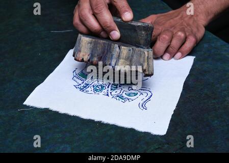 Indian man faisant du bois Block Printing pour textile en Inde à la main artisanat traditionnel sur le lin, coton soie textile pour créer un motif Rajasthan Banque D'Images