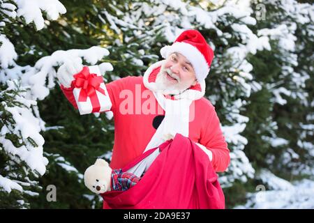 Père Noël avec un sac de cadeaux de Noël, nouvel an et Noël arrive. Banque D'Images