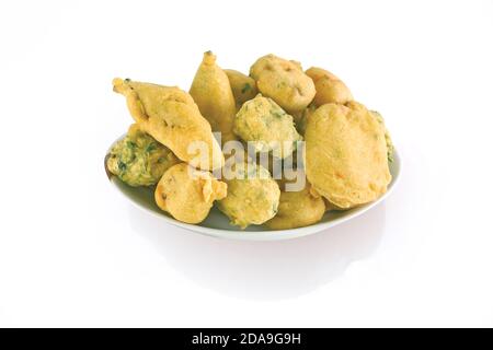 Methi Gota (fenugrec) Vada, Bhajiya, Bhajia, beignets, Pakoda, pakora, Chili, pomme de terre, ou besa, principal par le chana dal, farine, servi avec Chutney, indien Banque D'Images