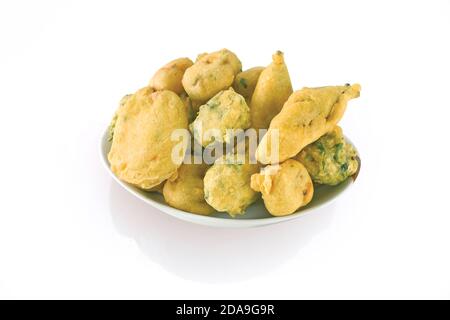 Methi Gota (fenugrec) Vada, Bhajiya, Bhajia, beignets, Pakoda, pakora, Chili, pomme de terre, ou besa, principal par le chana dal, farine, servi avec Chutney, indien Banque D'Images