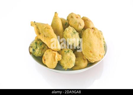 Methi Gota (fenugrec) Vada, Bhajiya, Bhajia, beignets, Pakoda, pakora, Chili, pomme de terre, ou besa, principal par le chana dal, farine, servi avec Chutney, indien Banque D'Images