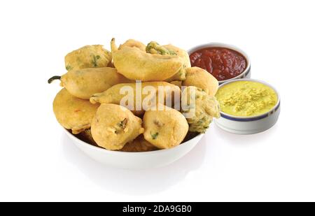 Methi Gota (fenugrec) Vada, Bhajiya, Bhajia, beignets, Pakoda, pakora, Chili, pomme de terre, ou besa, principal par le chana dal, farine, servi avec Chutney, indien Banque D'Images