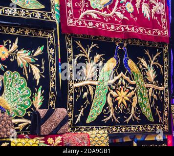 Broderie indienne artistique Peacock sur tissu Banque D'Images