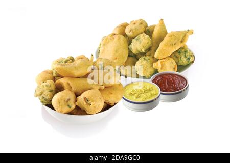Methi Gota (fenugrec) Vada, Bhajiya, Bhajia, beignets, Pakoda, pakora, Chili, pomme de terre, ou besa, principal par le chana dal, farine, servi avec Chutney, indien Banque D'Images