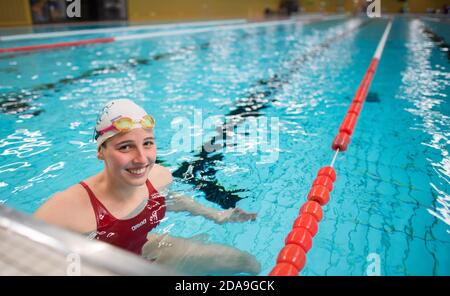 Hanovre, Allemagne. 10 novembre 2020. La nageuse Angelina Köhler se tient au bord de la piscine du centre olympique de Basse-Saxe pendant une séance d'entraînement et sourit. Credit: Julian Stratenschulte/dpa/Alay Live News Banque D'Images